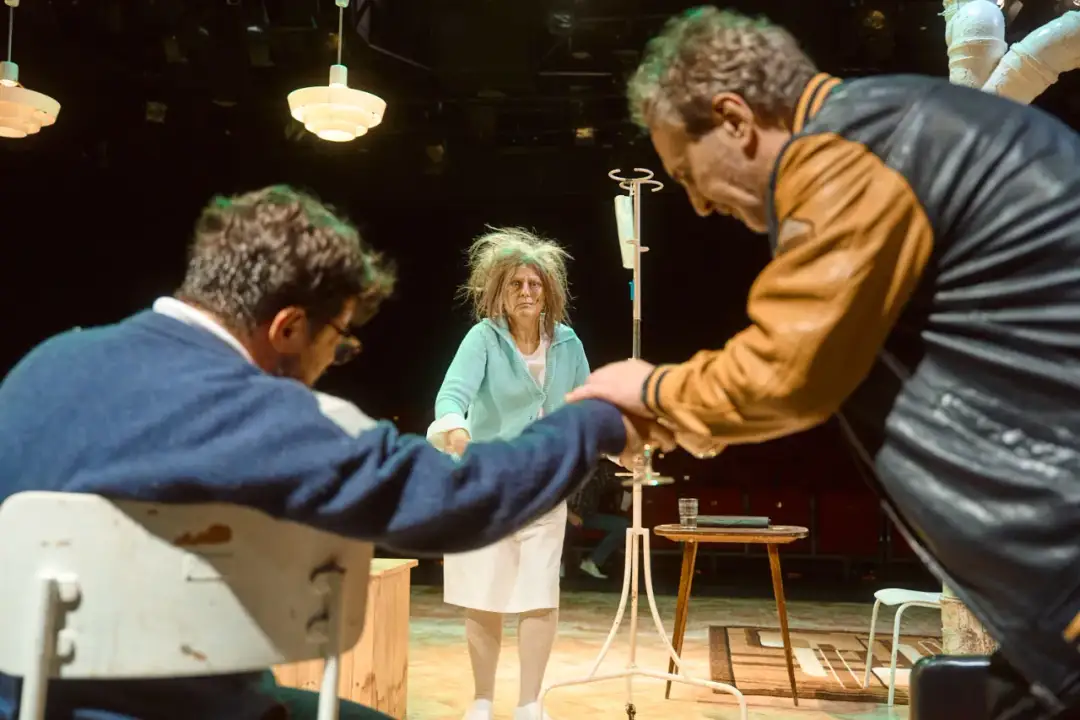 Spektakl pół na pół - zaskakująca fabuła i emocjonujące recenzje