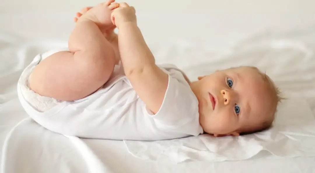 Co powinno robić 4 miesięczne dziecko? Kluczowe umiejętności i zabawy