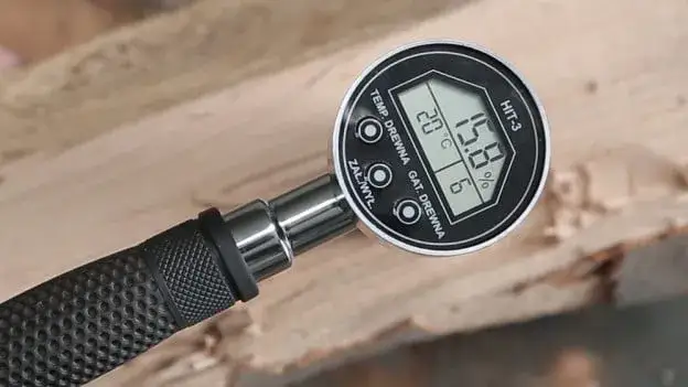 Jakie drzewo do kominka wybrać, by uniknąć słabego palenia?