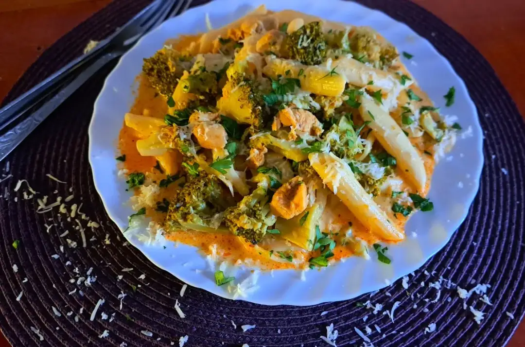 Szybki przepis na makaron penne z brokułami w sosie śmietanowym