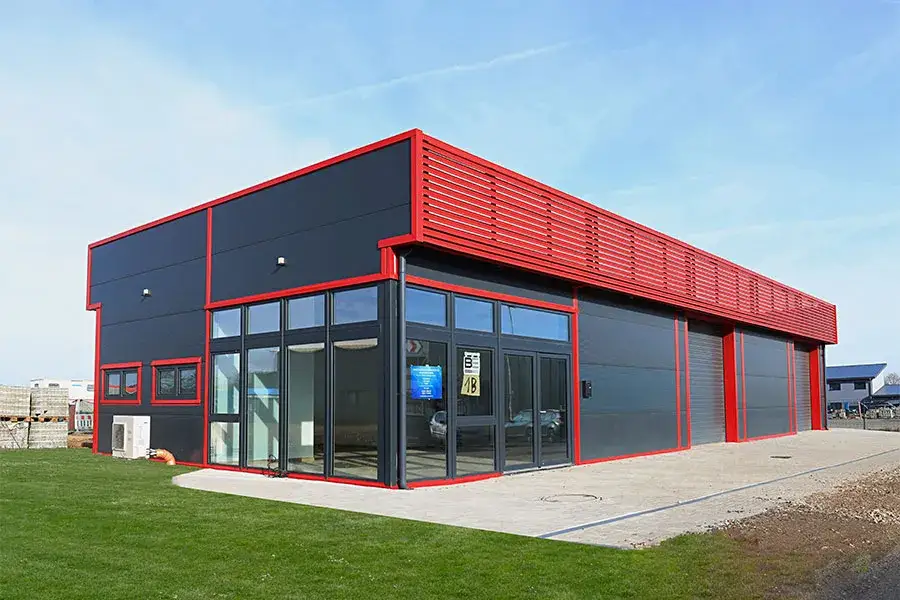 Modułowe hale komercyjne – czy elastyczność projektowa stanie się nowym standardem w budownictwie stalowym?