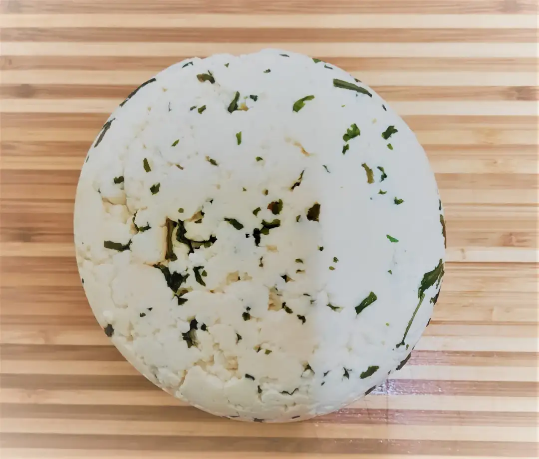 Jak zrobić biały ser z przyprawami, by zachwycał smakiem i aromatem