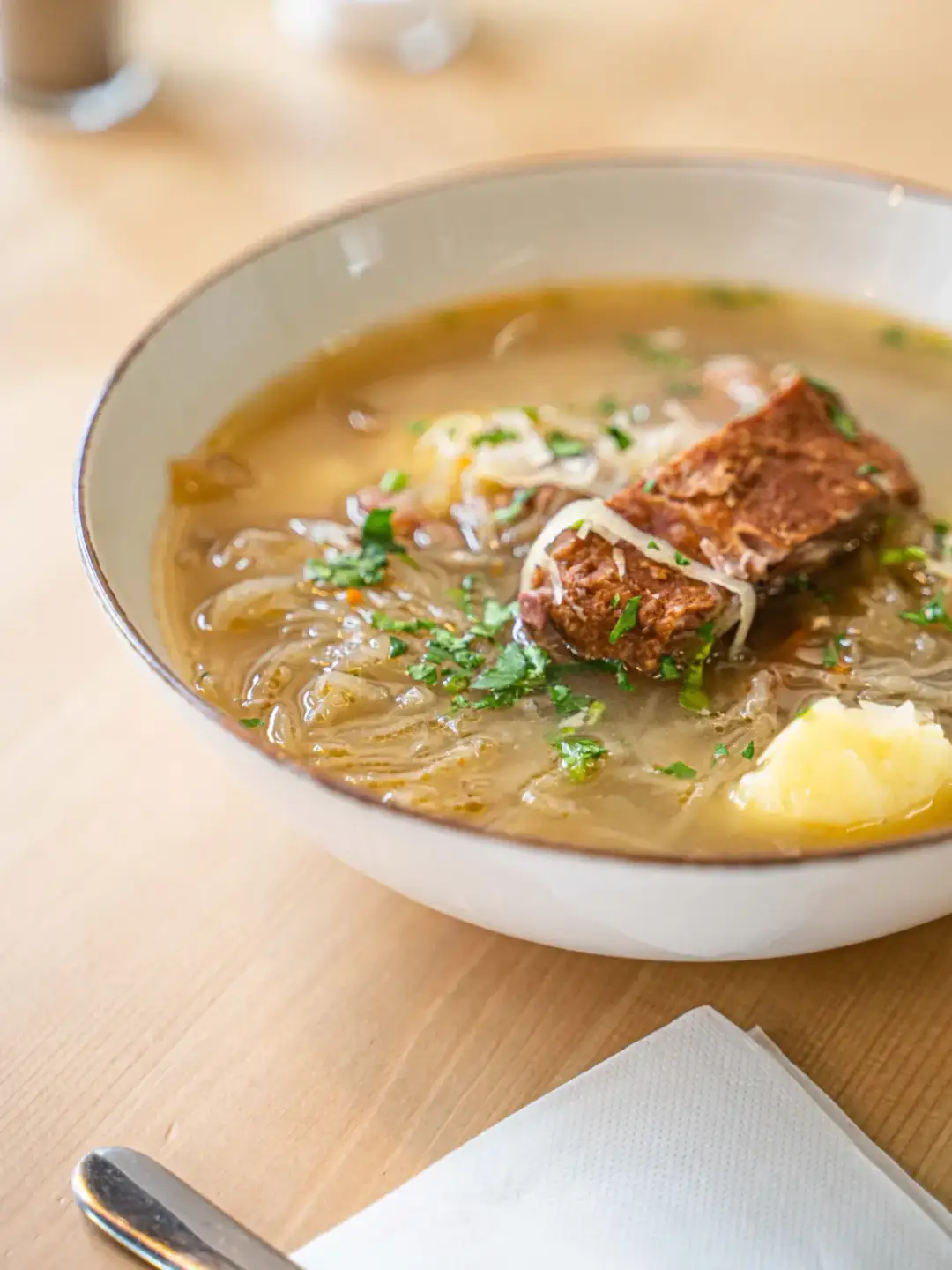 Gdzie zjeść w Zakopanem? Sprawdź najlepsze restauracje i lokalne smaki!