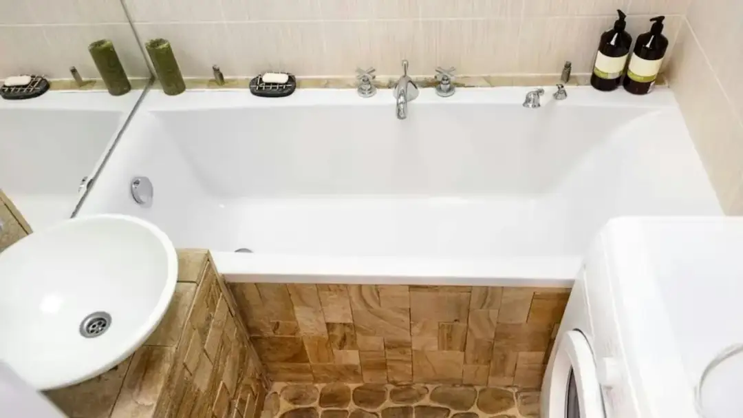 Jaka wanna do małej łazienki - najlepsze typy i porady na start