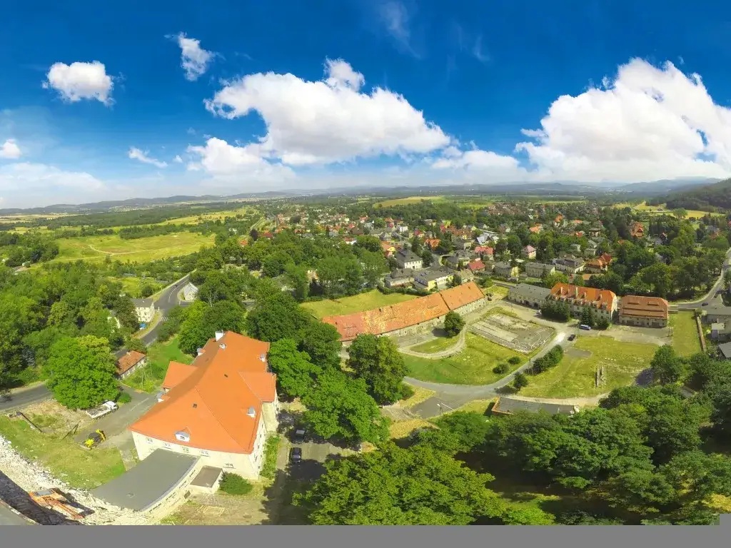 Pałac w Sobieszowie: Fascynująca historia i architektura czekają na Ciebie