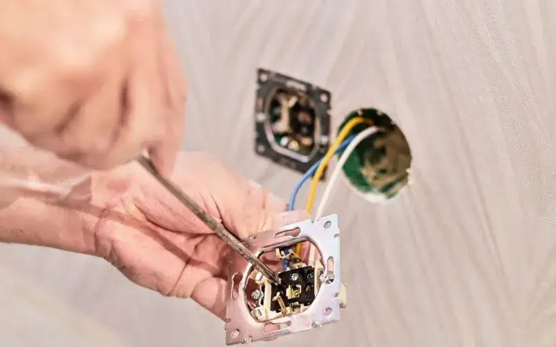 Ile za montaż gniazdka elektrycznego: aktualne stawki i koszty całkowite