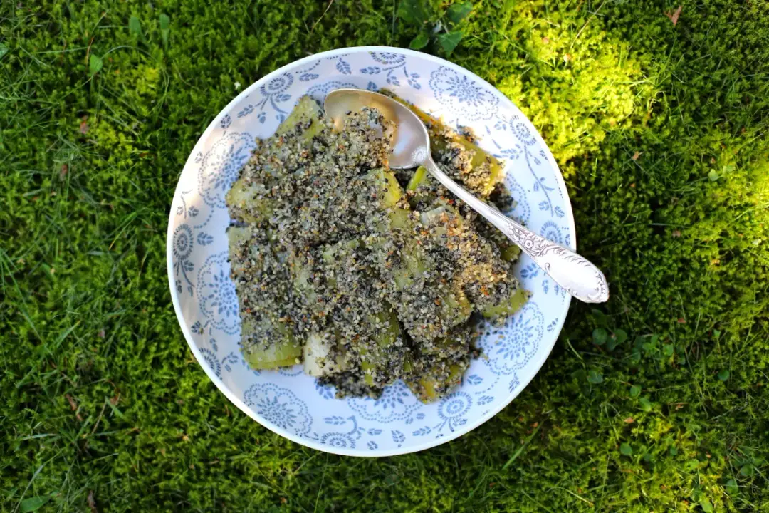 Pora gotowanego na parze, posypanego sezamem i innymi nasionami. Idealny sposób, jak sparzyć pora, by był delikatny i aromatyczny.