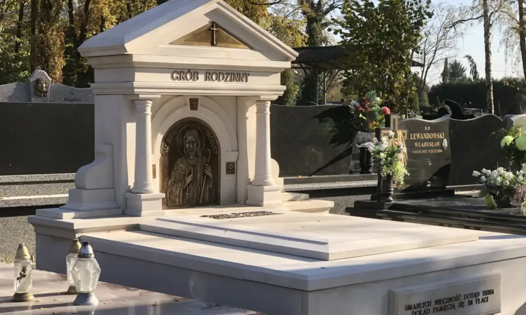 Nagrobki z rzeźbami – jak stworzyć unikalny pomnik dla bliskich