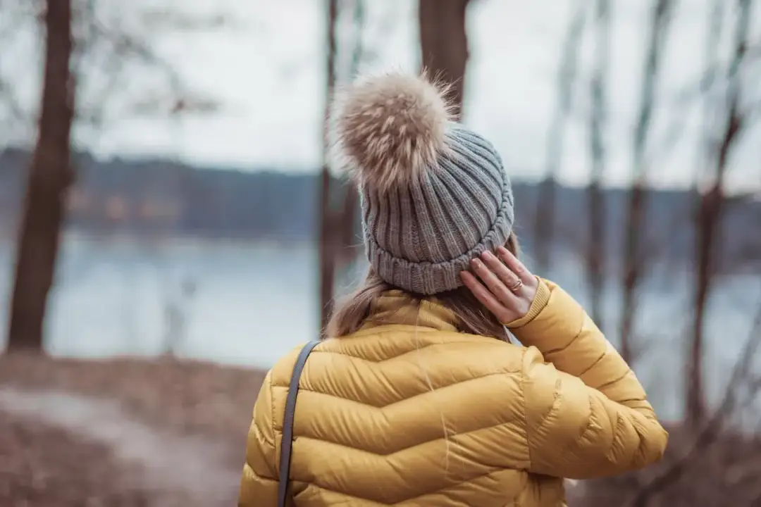 Jaka czapka do miodowej kurtki? Oto najlepsze stylizacje i porady