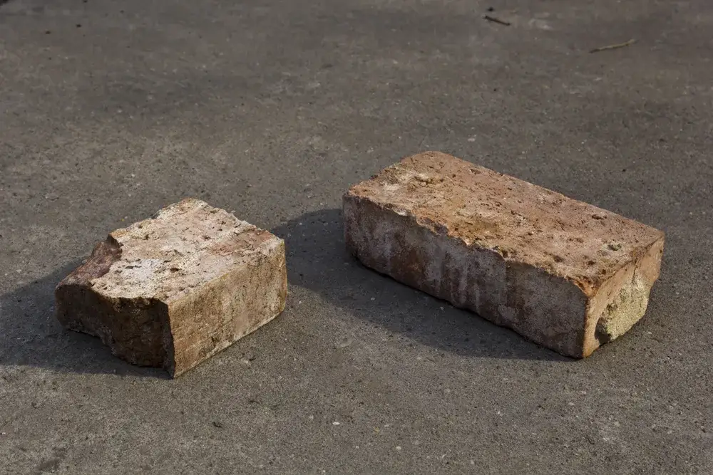 Ile waży cegła i dlaczego jej waga ma ogromne znaczenie w budownictwie