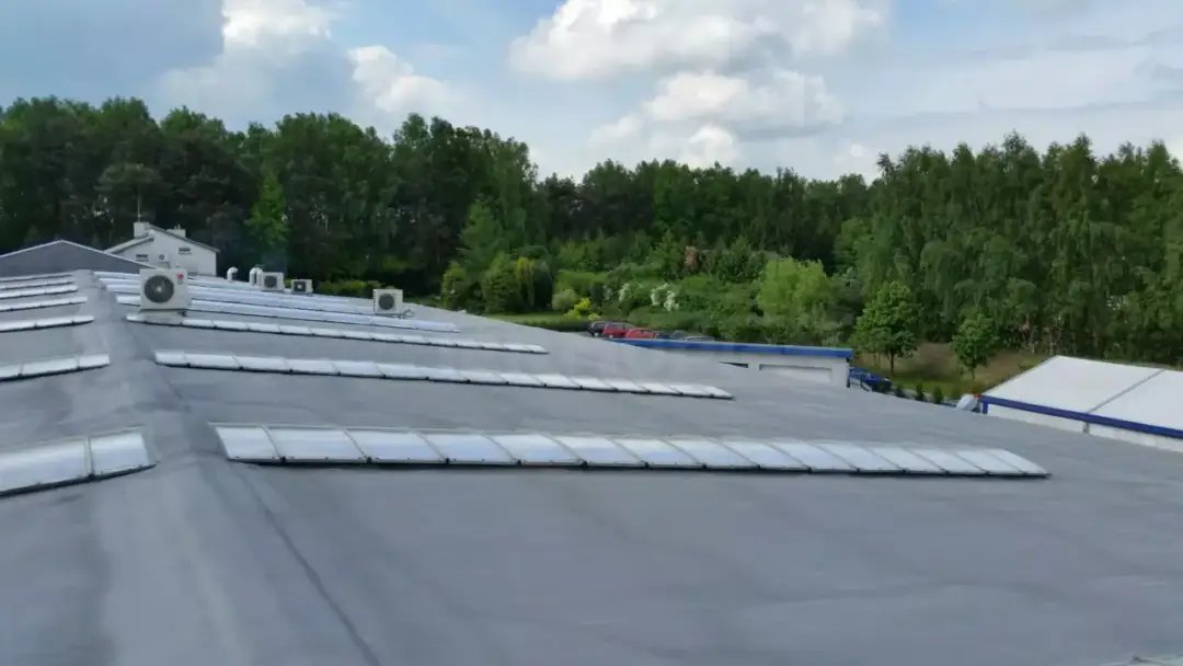 Dach płaski jaki spadek: uniknij problemów z odprowadzaniem wody