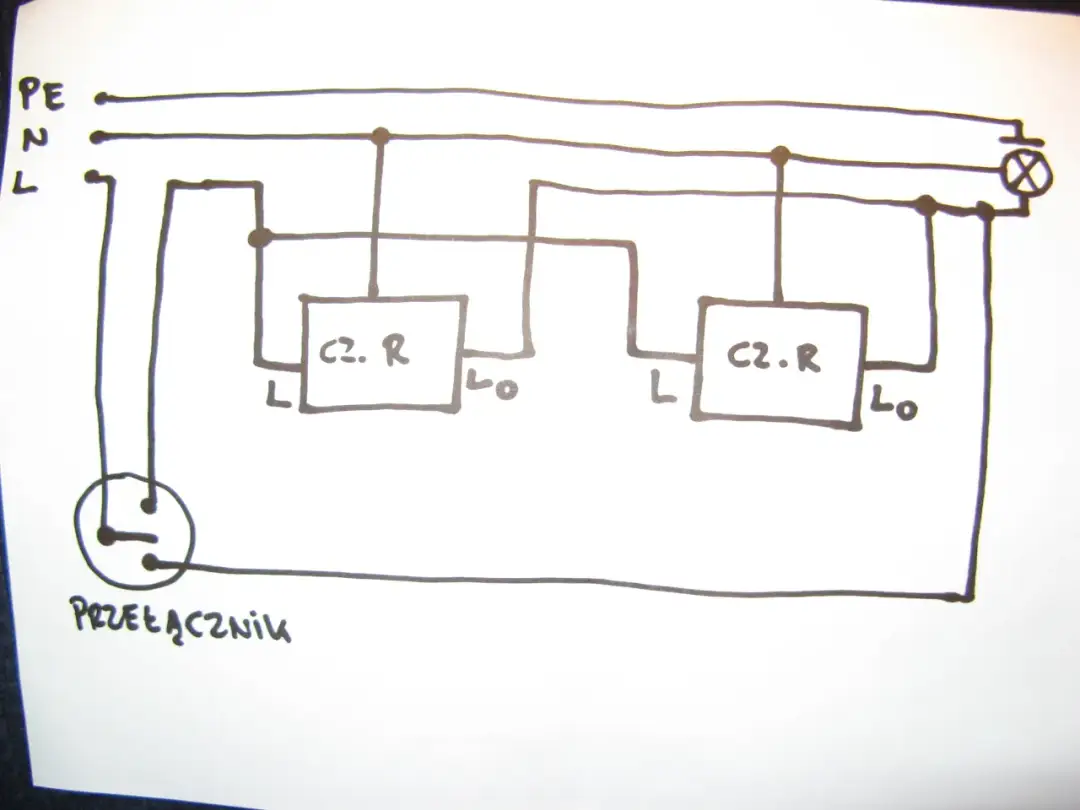 Dwa czujniki ruchu do jednej lampy - który schemat wybrać?