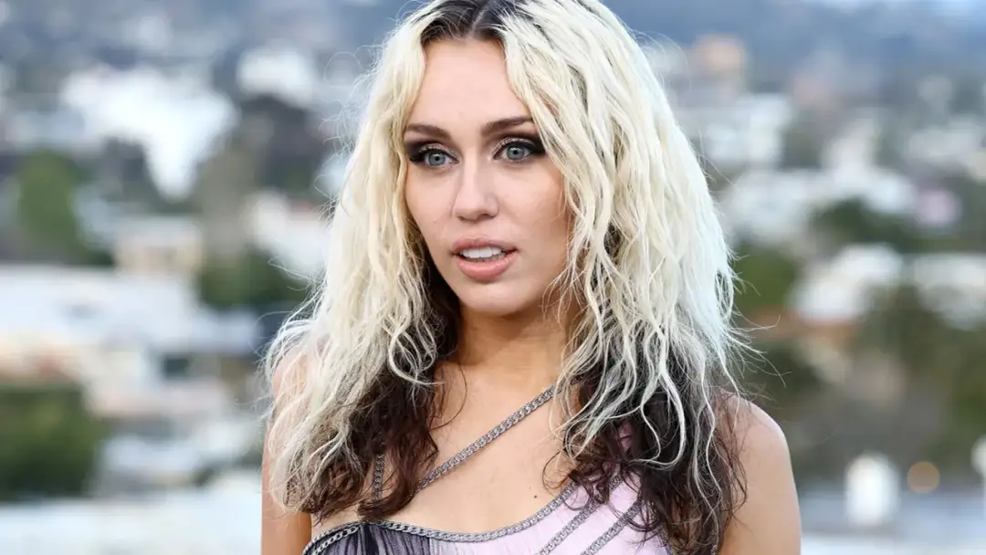 Miley cyrus olśniła na pokazie louis vuitton. tej piosenki jeszcze nie znacie
