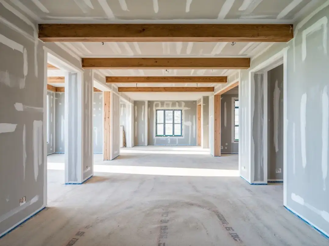 Tynki czy wylewki: Dlaczego tynki powinny być pierwsze w budowie?