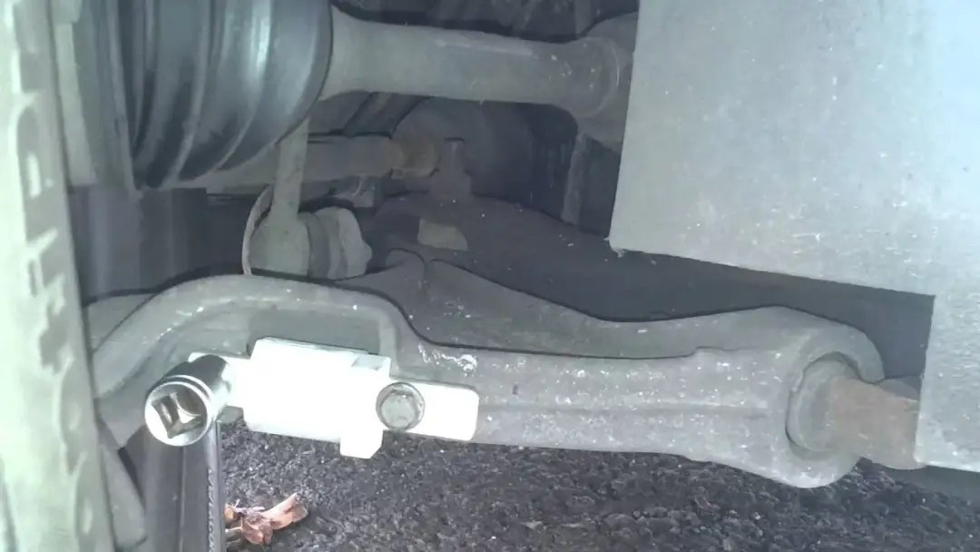 Ogranicznik skrętu Volvo S60: funkcja i wymiana - poradnik