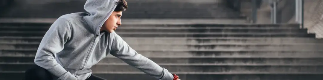 Bluza: bawełna czy poliester? Która lepsza na sport, a która na co dzień?