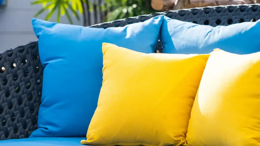 Jak prać poduszki z poliestru, aby ich nie uszkodzić i zachować puszystość