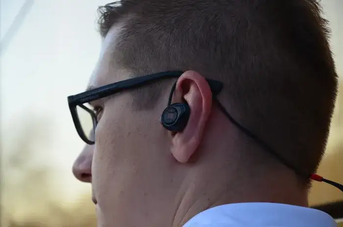 Słuchawki do biegania które nie wypadają z uszu - idealne modele dla biegaczy