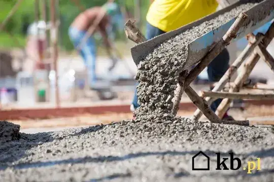 Ile łopat piasku na worek cementu? Proporcje B20, B25