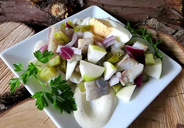 Sałatka śledziowa z jajkiem, jabłkiem i czerwoną cebulą