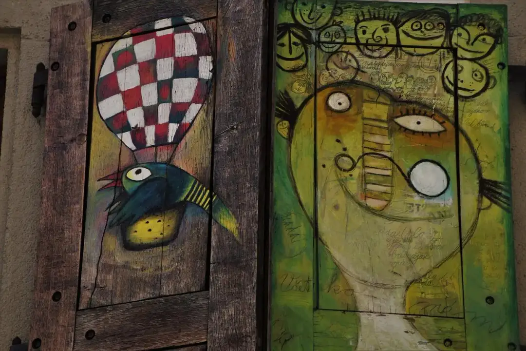 Parapet drewniany olejowany czy lakierowany – co wybrać dla swojego domu?