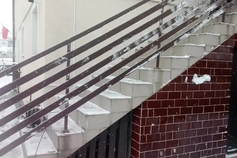 Balustrady zewnętrzne na schody: materiały, style i montaż