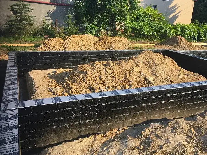 Jak skutecznie zabezpieczyć fundamenty na zimę i uniknąć kosztownych uszkodzeń