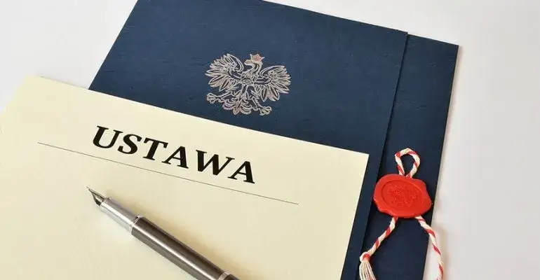 Jak art 3 pkt 1 ustawy o świadczeniach rodzinnych wpływa na dochód rodziny?