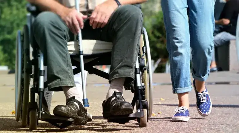 Kto może być opiekunem osoby niepełnosprawnej? Sprawdź wymagania i warunki