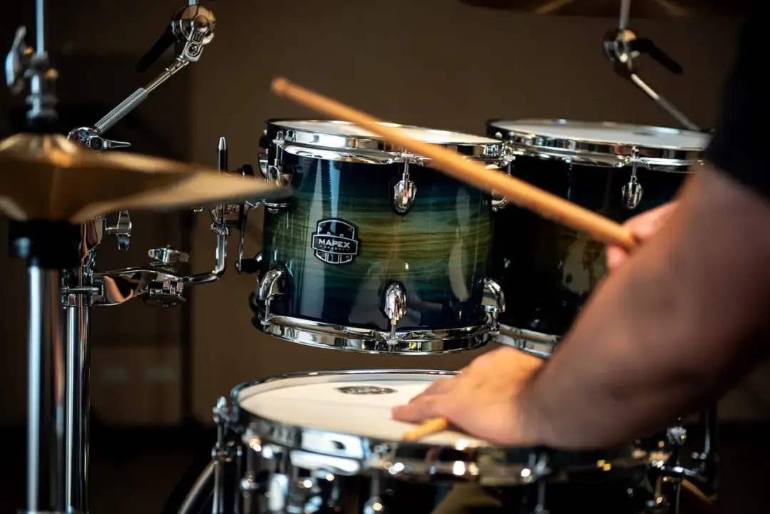 Jak wygląda perkusja? Odkryj tajemnice jej elementów i aranżacji