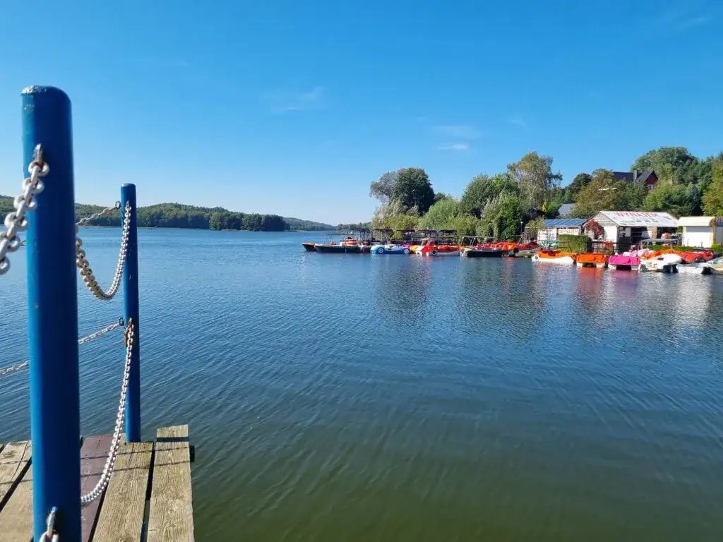 Plaża nad jeziorem Ostrzyckim: Znajdź najlepsze kąpieliska w Polsce