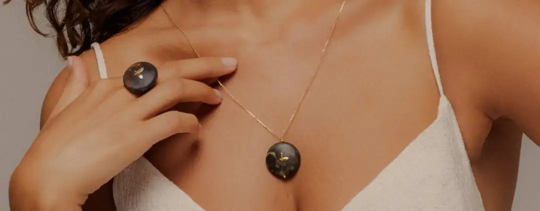 Bransoletka z bursztynu na co pomaga? Odkryj jej zdrowotne właściwości