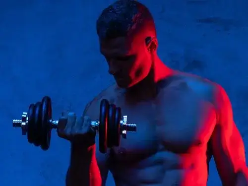 Ile czasu przed treningiem brać przedtreningówkę, aby nie stracić energii?