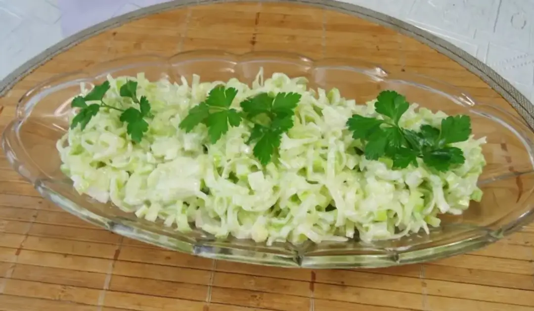 Jakie surówki do gęsi, które zaskoczą Twoich gości i podkreślą smak?