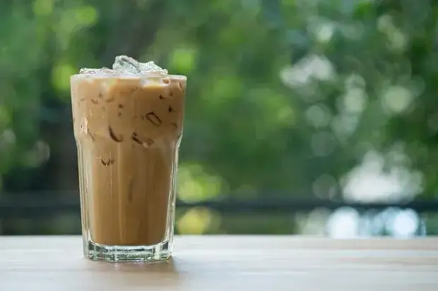 Orzeźwiający napój z mleka, który ochłodzi Cię w upalne dni