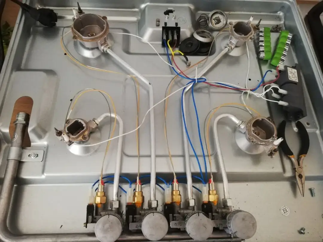 Iskrownik w kuchence gazowej nie działa? Napraw go sam! Poradnik DIY