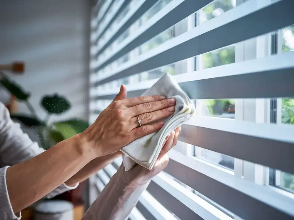 Jak skutecznie wyczyścić rolety dzień noc bez wysiłku i zniszczenia materiału
