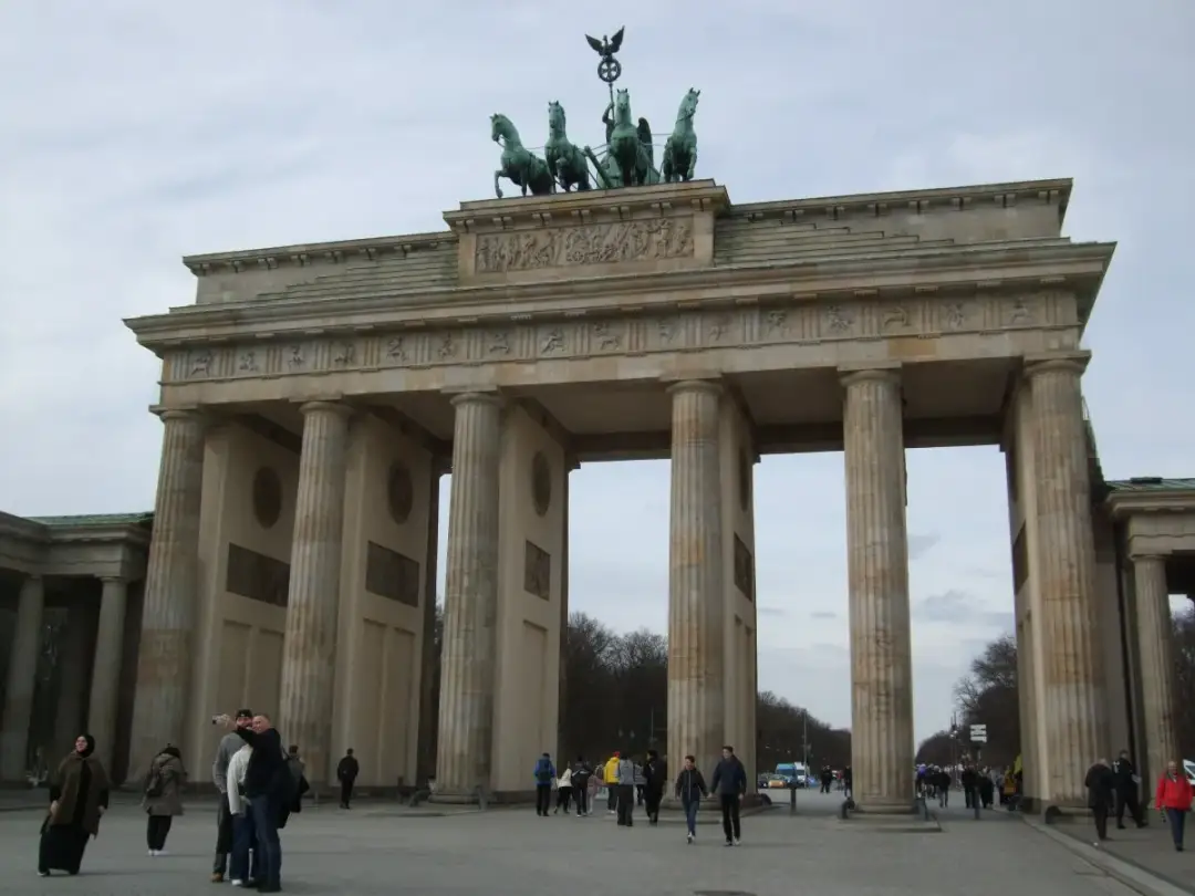 Brama Brandenburska, symbol Berlina. Idealne miejsce, by zacząć zwiedzanie i poczuć atmosferę miasta. Co robić w Berlinie? Tu zaczyna się historia!