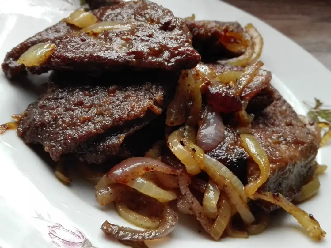 Ile kalorii ma wątróbka wieprzowa smażona z cebulą? Sprawdź teraz!