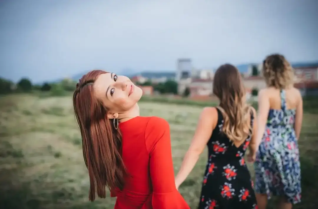 Sennik kobieta - rozmowa z nieznajomą dziewczyną