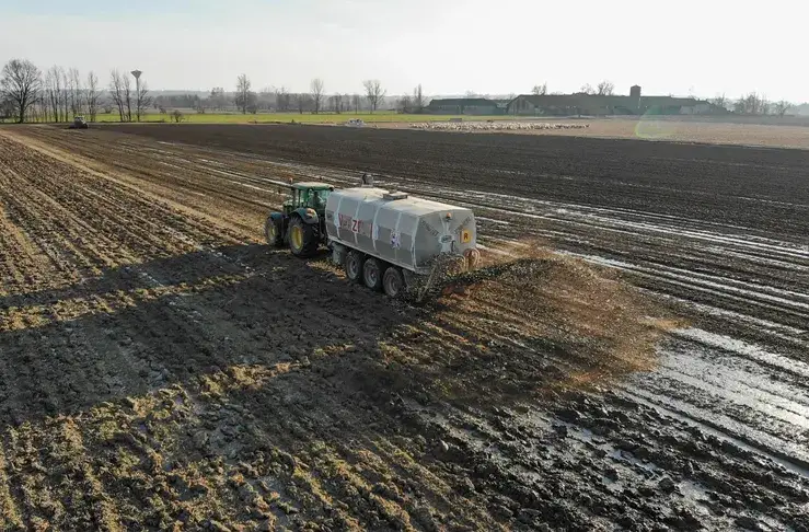 Jaką odległość od budynków mieszkalnych należy zachować przy wylewaniu gnojowicy