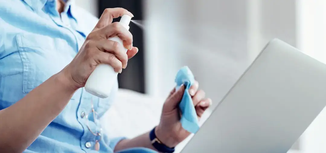 Jak umyć monitor bez smug – skuteczne metody i porady, które działają