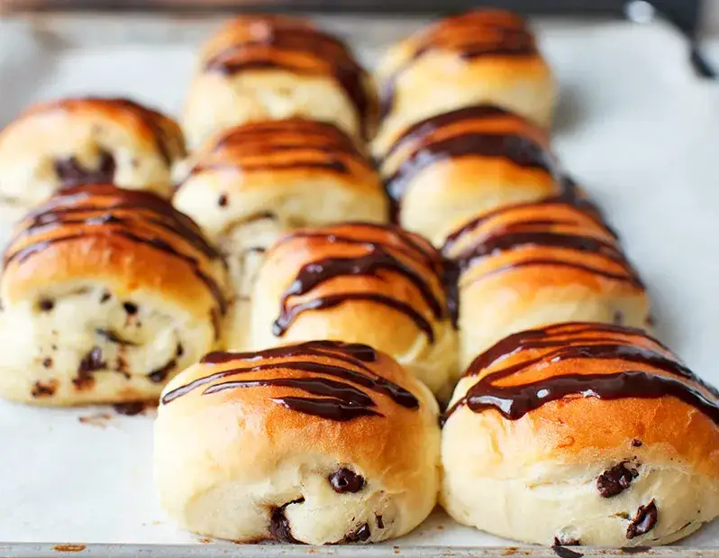 Jak upiec ciasto drożdżowe z czekoladą? Przepis krok po kroku