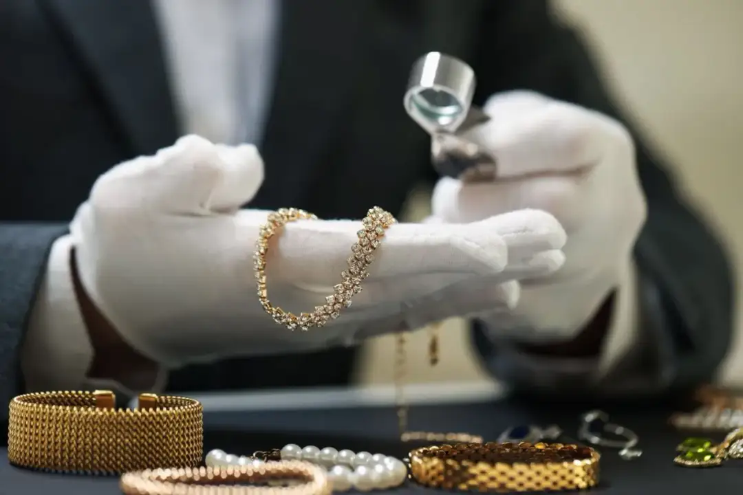 Na czym polega lombard? Czy pożyczka pod zastaw się opłaca?