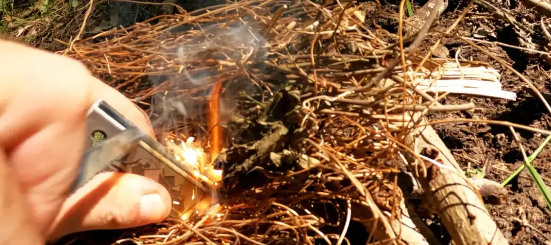 Jak rozpalić ognisko krzesiwem? Ogień w każdych warunkach!