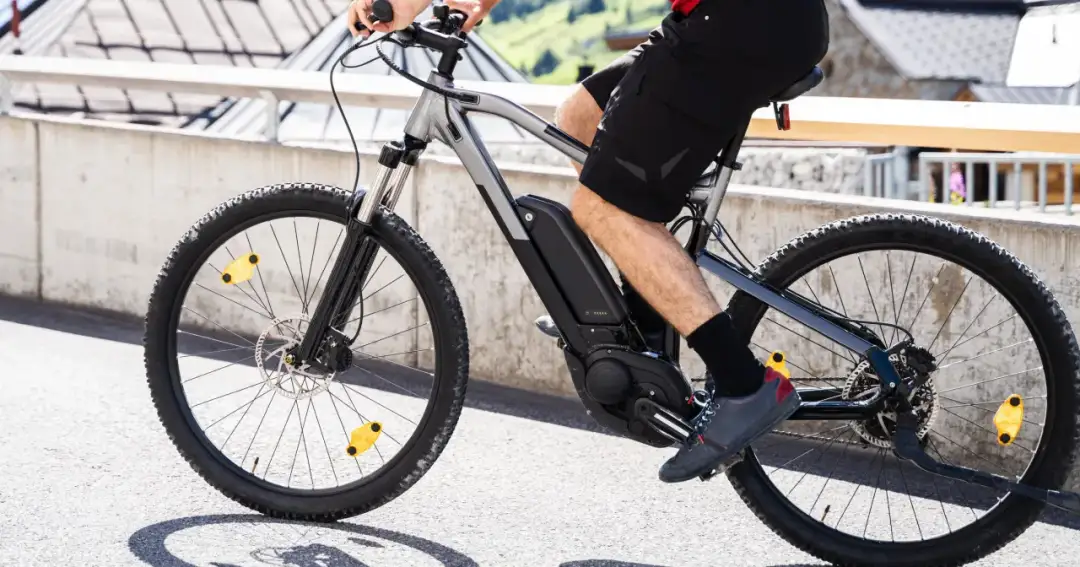 Rowerem po chodniku czy ulicy? Poznaj przepisy i uniknij mandatu