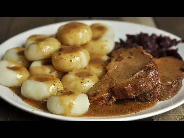 Kluski śląskie z jajkiem czy bez - co wybrać dla idealnego smaku?