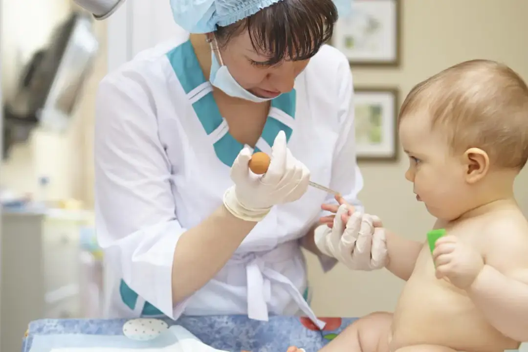 Badanie krwi u rocznego dziecka – czy naprawdę trzeba być na czczo?