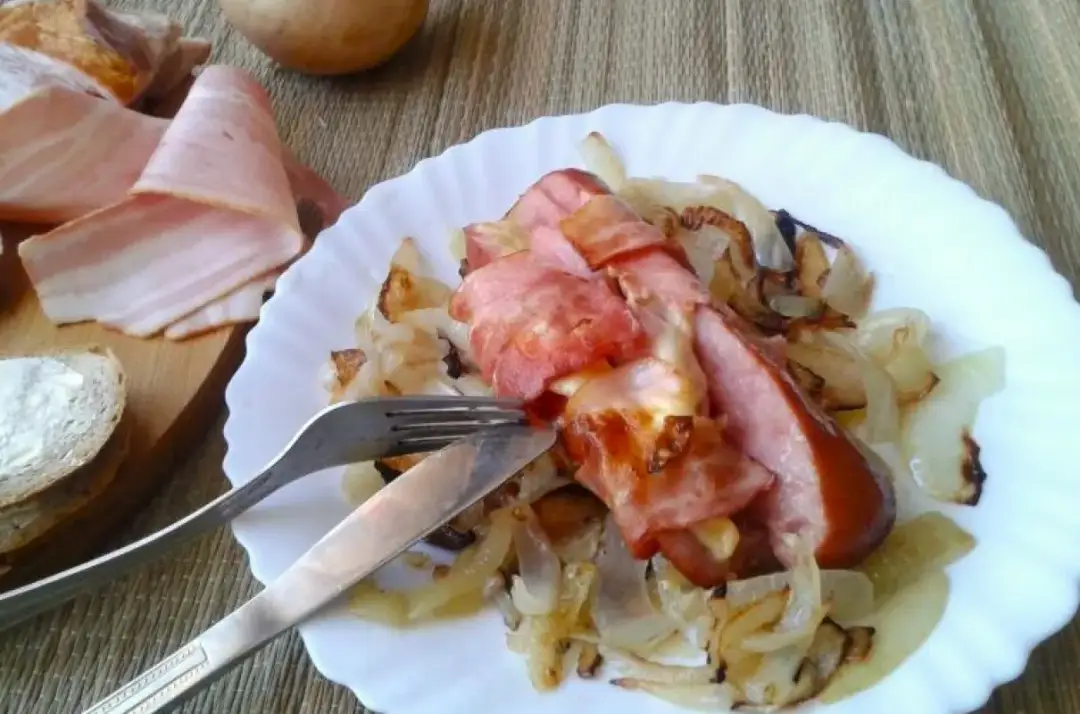 Szybka i pyszna kiełbasa smażona z serem na każdą okazję