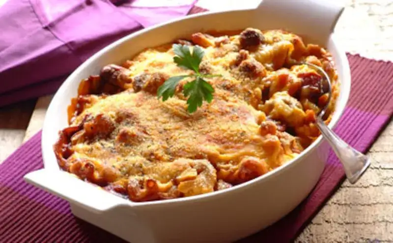Szybka zapiekanka z makaronem i kabanosami na rodzinną kolację